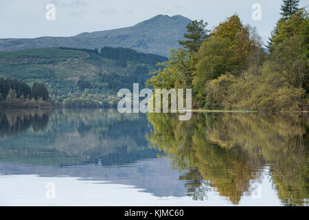Loch Ard, Scozia, situato vicino al Loch Katrine in Loch Lomond e il Trossachs National Park, con Ben Lomond nella distanza. Foto Stock
