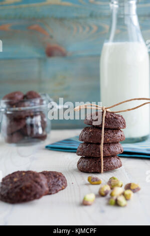 Rustico cacao Biscotti impilati e pistacchi Foto Stock