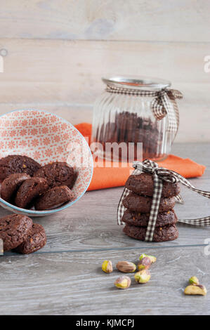 Rustico cacao Biscotti impilati e pistacchi Foto Stock