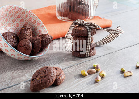 Rustico cacao Biscotti impilati e pistacchi Foto Stock