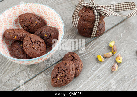 Rustico cacao Biscotti impilati e pistacchi Foto Stock