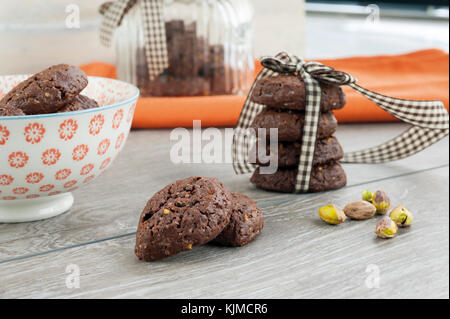 Rustico cacao Biscotti impilati e pistacchi Foto Stock