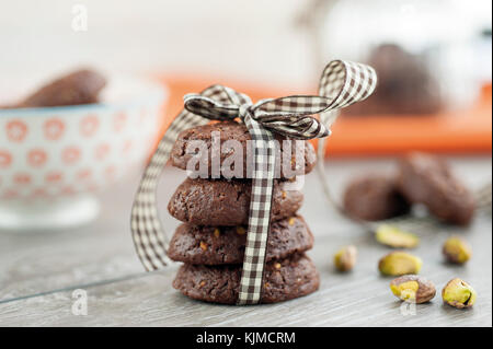 Rustico cacao Biscotti impilati e pistacchi Foto Stock