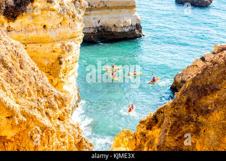 Lagos, Portogallo - ottobre 02, 2017: bellissimo panorama sulla costa rocciosa sulla ponta da piedade con persone a nuotare in kayak vicino a Lagos Foto Stock