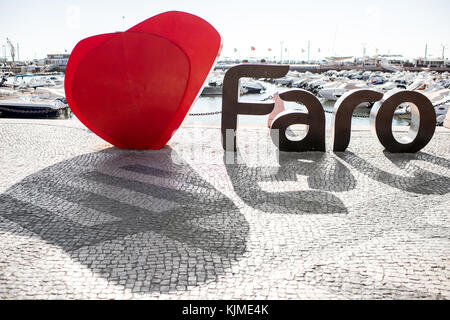 Faro, Portogallo - ottobre 02, 2017: Grandi lettere del nome della città di faro a forma di cuore sul lungomare di faro sul sud del Portogallo Foto Stock