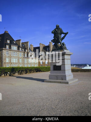 La Bretagna è una regione distinta del nord-ovest della Francia e che consiste del Finistère in occidente, Côtes-d'Armor nel nord, Ille-et-Vilaine nel nord est, Loire-Atlantique nel sud est e Morbihan nel sud del Golfo di Biscaglia. Jacques Cartier Monumento a St Malo Foto Stock