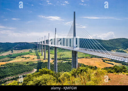 Francia, regione Occitanie, Aveyron department, il viadotto di Millau (le Viaduc de Millau), cavo-alloggiato ponte che attraversa la gola della vallata del fiume Tarn Foto Stock