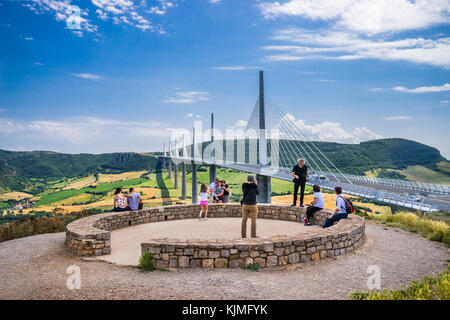 Francia, regione Occitanie, Aveyron department, il viadotto di Millau (le Viaduc de Millau), cavo-alloggiato ponte che attraversa la gola della vallata del fiume Tarn, s Foto Stock