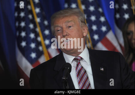 BRIARCLIFF MANOR, NY - 07 GIUGNO: (EMBARGOED TO 06/12/2016) il candidato presidenziale repubblicano Donald Trump si rivolge ai sostenitori e ai media dopo le elezioni primarie del 7 giugno 2016 a Briarcliff Manor, New York. Trump ha parlato con i media al Trump National Golf Club. Persone: Donald Trump Foto Stock