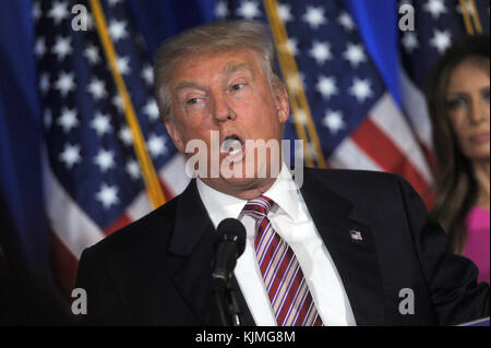 BRIARCLIFF MANOR, NY - 07 GIUGNO: (EMBARGOED TO 06/12/2016) il candidato presidenziale repubblicano Donald Trump si rivolge ai sostenitori e ai media dopo le elezioni primarie del 7 giugno 2016 a Briarcliff Manor, New York. Trump ha parlato con i media al Trump National Golf Club. Persone: Donald Trump Foto Stock