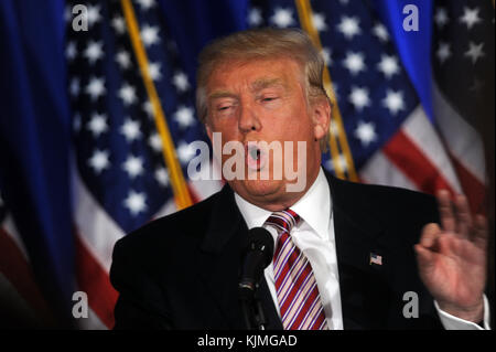 BRIARCLIFF MANOR, NY - 07 GIUGNO: (EMBARGOED TO 06/12/2016) il candidato presidenziale repubblicano Donald Trump si rivolge ai sostenitori e ai media dopo le elezioni primarie del 7 giugno 2016 a Briarcliff Manor, New York. Trump ha parlato con i media al Trump National Golf Club. Persone: Donald Trump Foto Stock