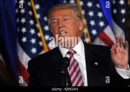 BRIARCLIFF MANOR, NY - 07 GIUGNO: (EMBARGOED TO 06/12/2016) il candidato presidenziale repubblicano Donald Trump si rivolge ai sostenitori e ai media dopo le elezioni primarie del 7 giugno 2016 a Briarcliff Manor, New York. Trump ha parlato con i media al Trump National Golf Club. Persone: Donald Trump Foto Stock