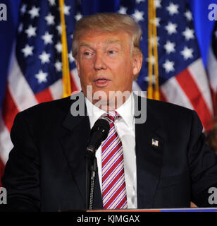 BRIARCLIFF MANOR, NY - 07 GIUGNO: (EMBARGOED TO 06/12/2016) il candidato presidenziale repubblicano Donald Trump si rivolge ai sostenitori e ai media dopo le elezioni primarie del 7 giugno 2016 a Briarcliff Manor, New York. Trump ha parlato con i media al Trump National Golf Club. Persone: Donald Trump Foto Stock