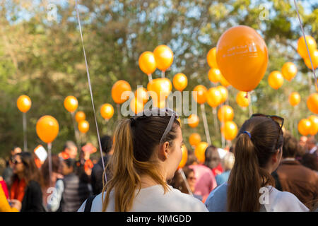 Orange ballons a combattere la violenza contro le donne Foto Stock