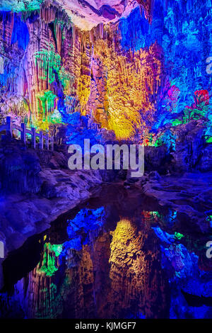 La Grotta del Flauto di Canna, calcare naturale grotta con illuminazione multicolore in Guilin, Guangxi, Cina. Foto Stock