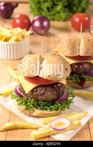 Grandi e gustosi hamburger di manzo con formaggio e verdure.Il fuoco selettivo sulla parte anteriore burger Foto Stock