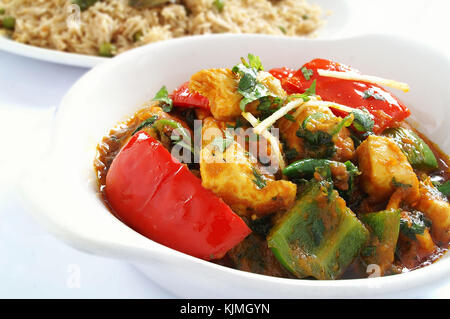 Korma di pollo con riso pilaf su bianco Foto Stock