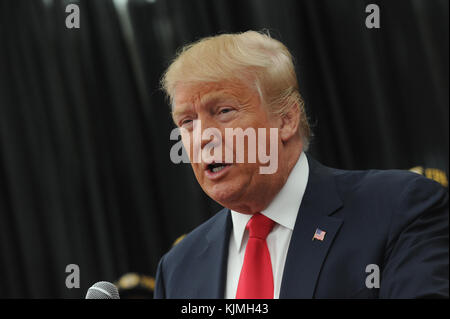 NEW YORK, NY - 17 APRILE: Donald Trump parla a una conferenza stampa per la New York Veteran's Police Association all'Hilton Garden Inn il 17 aprile 2016 a Staten Island New York City. Persone: Donald Trump Foto Stock