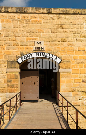 Anteriore porta di accesso con nome segno della placca ' Forte Rinella ' al di sopra della centina principale porta di ingresso della casa del ' 100 Ton Gun ' Rinella batteria. Malta. Foto Stock