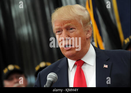 NEW YORK, NY - 17 APRILE: Donald Trump parla a una conferenza stampa per la New York Veteran's Police Association all'Hilton Garden Inn il 17 aprile 2016 a Staten Island New York City. Persone: Donald Trump Foto Stock