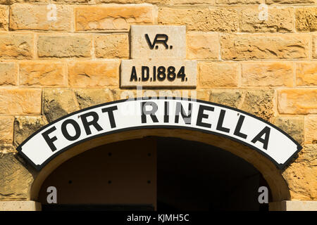 Nome segno della placca ' Forte Rinella ' al di sopra della centina principale porta di ingresso della casa del ' 100 Ton Gun ' Rinella batteria. Malta. (91) Foto Stock