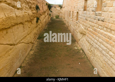 Difensiva fossato asciutto fosso trincea (scarpata & counter scarpata) protetto dal contatore scarpata gallery & musketry scappatoie / moschetto fori ad anello Forte Rinella Malta Foto Stock