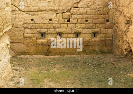 Galleria Counterscarp con musketry scappatoie e fossa di caduta (per ridurre al minimo la possibilità di caduta di detriti loop di copertura dei fori) a Rinella batteria, Malta Foto Stock