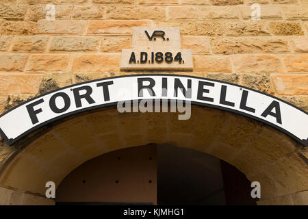 Anteriore porta di accesso con nome segno della placca ' Forte Rinella ' al di sopra della centina principale porta di ingresso della casa del ' 100 Ton Gun ' Rinella batteria. Malta. Foto Stock