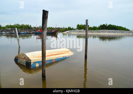 Una barca che ha affondato presso il Fisherman's jetty Foto Stock