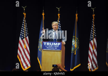 MANCHESTER, NH - febbraio 08: candidato presidenziale repubblicano Donald Trump parla durante una campagna al rally di Verizon Wireless Arena il 8 febbraio 2016 a Manchester, New Hampshire. Democratica e repubblicana candidati presidenziali sono finendo con l'ultima giornata piena di campagna prima di testa gli elettori a votare domani. Persone: Donald Trump Foto Stock