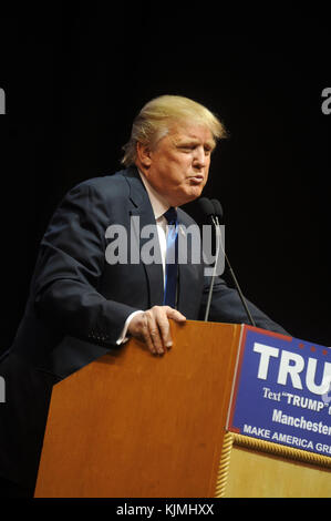 MANCHESTER, NH - febbraio 08: candidato presidenziale repubblicano Donald Trump parla durante una campagna al rally di Verizon Wireless Arena il 8 febbraio 2016 a Manchester, New Hampshire. Democratica e repubblicana candidati presidenziali sono finendo con l'ultima giornata piena di campagna prima di testa gli elettori a votare domani. Persone: Donald Trump Foto Stock