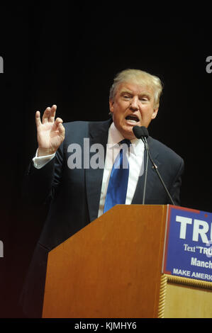 MANCHESTER, NH - febbraio 08: candidato presidenziale repubblicano Donald Trump parla durante una campagna al rally di Verizon Wireless Arena il 8 febbraio 2016 a Manchester, New Hampshire. Democratica e repubblicana candidati presidenziali sono finendo con l'ultima giornata piena di campagna prima di testa gli elettori a votare domani. Persone: Donald Trump Foto Stock