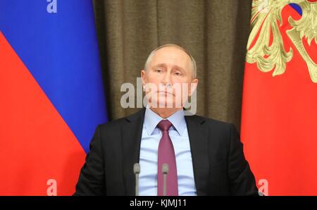 Il presidente russo Vladimir Putin durante un incontro con i funzionari della difesa presso la residenza di Bocharov Ruchei il 22 novembre 2017 a Sochi, Russia. Foto Stock