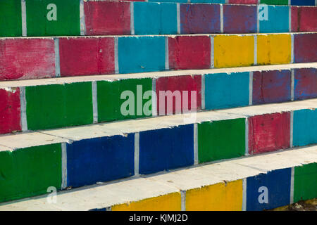 Dipinto luminosamente colorata passi colorati in Malta. (91) Foto Stock