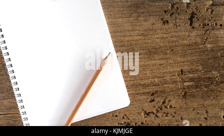 Vista superiore del notebook e matita su tavola in legno Foto Stock