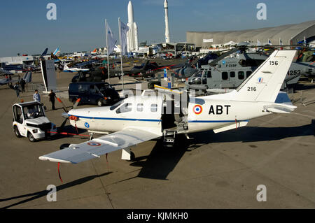 TBM 700 trainato da un rimorchiatore al 2005 Paris Airshow, Salon du Bourget Foto Stock