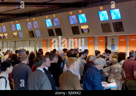 Occupato easyJet check-in con gli imprenditori e i passeggeri per il tempo libero in un affollato queue Foto Stock