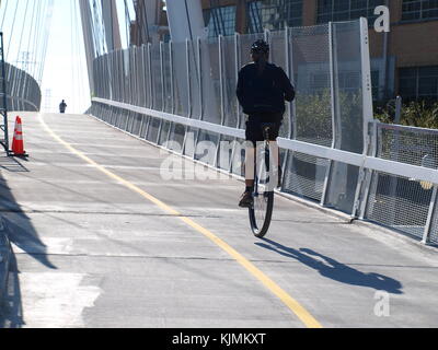 Lungo una stringa di escursioni a piedi e in bici ora collegamento Foto Stock