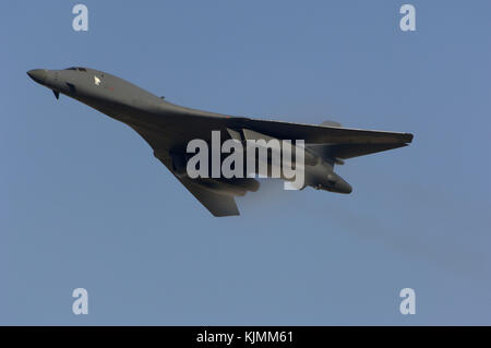 Flypast con ali spazzate indietro Foto Stock