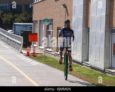 Lungo una stringa di escursioni a piedi e in bici ora collegamento Foto Stock