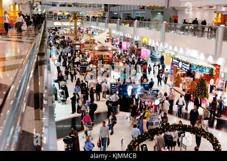 I passeggeri nel Terminal Sheikh Rashid duty-free shopping area con decorazioni di Natale Foto Stock