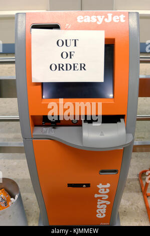 Un easyJet selfservice check-in self-service con un "fuori dell' ordine di segno Foto Stock