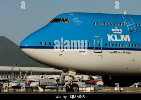 B747 naso che mostra il logo di Skyteam e parcheggiata business-getti in background Foto Stock