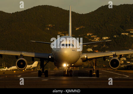 A340 di rullaggio sulla pista con le colline in background Foto Stock