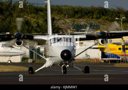 DHC-6 Twin Otter 300 turboelica, un breve decollo e atterraggio veicolo, in Sint Maarten airport Foto Stock
