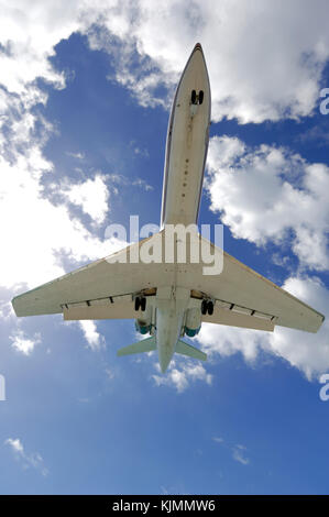 Gulfstream 400, bassa sul finale-approccio all'atterraggio con cumulus nuvole dietro, mostrando aletta del bordo di uscita della alette Foto Stock