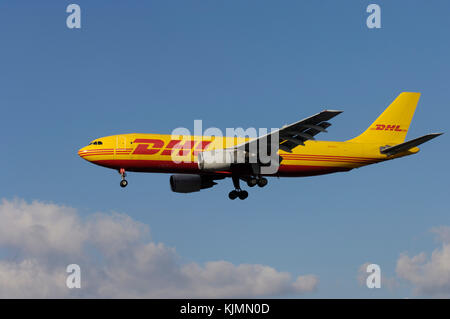 Un DHL mangiare - Trasporto aereo europeo Airbus A300B4-200F sul finale-APPROCCIO Foto Stock