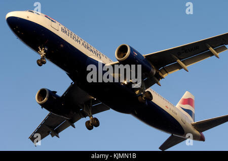 IAE V2527-A5 motore gusci, nosewheel e mainwheel sottocarro di British Airways Airbus A320-200 sul finale-APPROCCIO Foto Stock