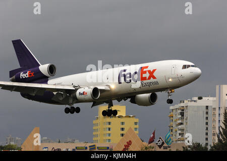 FedEx Express federale McDonnell Douglas MD-10-10F sul finale-APPROCCIO Foto Stock