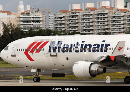 L'aletta, PW4462 cappottatura del motore, nosewheel carro, parabrezza, in avanti e il portellone di carico di un Martinair McDonnell Douglas MD-11CF rullaggio Foto Stock